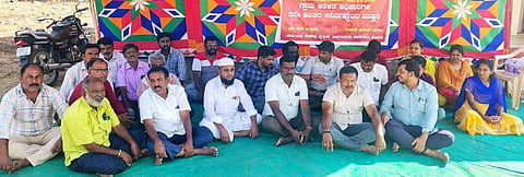 ಹನೂರಿನಲ್ಲಿ ಗ್ರಾಮ ಆಡಳಿತ ಅಧಿಕಾರಿಗಳು ನಡೆಸುತ್ತಿರುವ ಅನಿರ್ದಿಷ್ಟಾವಧಿ ಧರಣಿಗೆ ತಾಲೂಕು ಸಾರ್ವಜನಿಕ ಹಿತರಕ್ಷಣಾ ಸಮಿತಿ ಪದಾಧಿಕಾರಿಗಳು ಬೆಂಬಲ ನೀಡಿದರು. ಸೋಮಶೇಖರ್, ವಿನೋದ್‌ಕುಮಾರ್, ಸುದೇಶ್, ಕಾವ್ಯ, ಹೇಮಾ ಇತರರು ಇದ್ದರು.