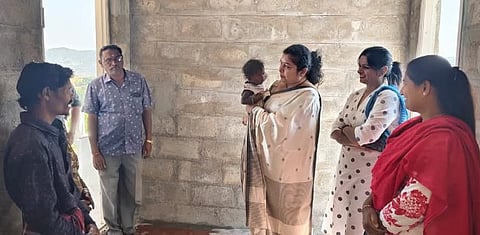 ಮಲೆಮಹದೇಶ್ವರ ಬೆಟ್ಟ ಸಮೀಪದ ಆಣೆಹೊಲ ಬುಡಕಟ್ಟು ಗ್ರಾಮದಲ್ಲಿ ಸಿದ್ದು ನಿವಾಸ್ ಯೋಜನೆಯಡಿ ನಿರ್ಮಿಸುತ್ತಿರುವ ಮಾದರಿ ಮನೆ ನಿರ್ಮಾಣ ಕಾಮಗಾರಿಯನ್ನು ಜಿಲ್ಲಾಧಿಕಾರಿ ಸಿ.ಟಿ ಶಿಲ್ಪಾನಾಗ್ ಪರಿಶೀಲಿಸಿದರು. ಮಂಜುಳಾ, ಬಿಂದ್ಯಾ, ರವಿಕುಮಾರ್ ಇತರರು ಇದ್ದರು.