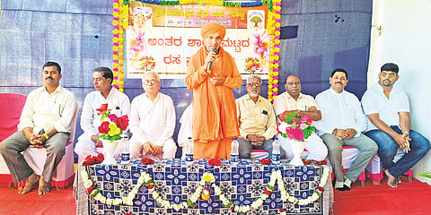 ಭಾಲ್ಕಿಯ ಖಡಕೇಶ್ವರ ಪ್ರೌಢ ಶಾಲೆಯಲ್ಲಿ ಏರ್ಪಡಿಸಿದ್ದ ರಸಪ್ರಶ್ನೆ ಕಾರ್ಯಕ್ರಮದಲ್ಲಿ ಹಿರೇಮಠ ಸಂಸ್ಥಾನದ ಪೀಠಾಧಿಪತಿ ಶ್ರೀ ಗುರುಬಸವ ಪಟ್ಟದ್ದೇವರು ಮಾತನಾಡಿದರು. ಸಂಸ್ಥೆಯ ಅಧ್ಯಕ್ಷ ಸುಧೀರ ನಾಯಕ, ಕೋಶಾಧ್ಯಕ್ಷ ಪ್ರಭುರಾವ ಧೂಪೆ, ನಿರ್ದೇಶಕ ಅಶೋಕ ಲೋಖಂಡೆ, ಉದ್ಯಮಿ ಗಿರೀಶ ಕುಡತೆ, ಮುಖ್ಯಗುರುಗಳಾದ ಆನಂದ ಕಲ್ಯಾಣೆ, ಶಿವಲಿಂಗ ಕುಂಬಾರ, ರೇಖುನಾಯಕ ಇದ್ದರು.