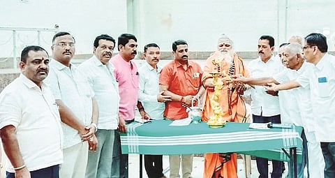 ನಗರದ ವೀರಶೈವ ಸಮುದಾಯ ಭವನದಲ್ಲಿ ಆಯೋಜಿಸಿದ್ದ ಅಭಿನಂದನಾ ಕಾರ್ಯಕ್ರಮವನ್ನು  ಶ್ರೀ ಕರಿವೃಷಭ ದೇಶೀಕೇಂದ್ರ ಶಿವಯೋಗೀಶ್ವರ ಸ್ವಾಮೀಜಿ ಉದ್ಘಾಟಿಸಿದರು. ಶಿವಯ್ಯ, ಷಡಕ್ಷರಿ, ಸಿದ್ದರಾಜು, ಸುರೇಶ್, ಪ್ರವೀಣ್, ಶಿವು, ಚಂದ್ರಣ್ಣ ಇದ್ದರು.