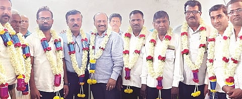 ತಾಳೂರು ಪ್ರಾಥಮಿಕ ಸಹಕಾರ ಸಂಘಕ್ಕೆ ಆಯ್ಕಯಾದ ನೂತನ ನಿರ್ದೇಶಕರನ್ನು ಕಬ್ಬಿನಹಳ್ಳಿ ಜಗದೀಶ್, ಗ್ರಾಮಸ್ಥರು ಅಭಿನಂದಿಸಿದರು.