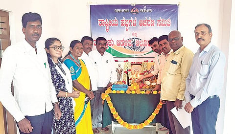 ಆಲೂರು ಪಟ್ಟಣದ ತಾಲೂಕು ಮಿನಿ ವಿಧಾನಸೌಧದಲ್ಲಿ ತಾಲೂಕಿನ ರಾಷ್ಟ್ರೀಯ ಹಬ್ಬಗಳ ಆಚರಣಾ ಸಮಿತಿ ವತಿಯಿಂದ ಆಯೋಜಿಸಿದ್ದ ಸಂತ ಸೇವಾಲಾಲ್ ಜಯಂತಿ, ಛತ್ರಪತಿ ಶಿವಾಜಿ ಮಹಾರಾಜರ ಜಯಂತಿ ಹಾಗೂ ಸರ್ವಜ್ಞರ ಜಯಂತಿ ಆಚರಣೆ ಕಾರ್ಯಕ್ರಮದಲ್ಲಿ ಗಣ್ಯರು ಪುಷ್ಪಾರ್ಚನೆ ಮಾಡಿದರು.