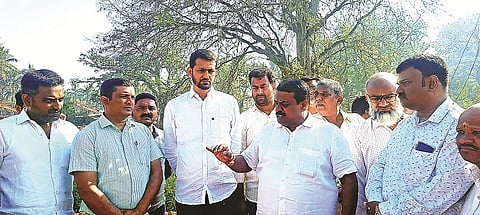 ಚನ್ನರಾಯಪಟ್ಟಣದ ಮಖಾನ್ ಗ್ರಾಮದ ರಸ್ತೆ ಕಾಮಗಾರಿ ಸ್ಥಳಕ್ಕೆ ಶಾಸಕ ಸಿ.ಎನ್.ಬಾಲಕೃಷ್ಣ ಭೇಟಿ ನೀಡಿ ಪರಿಶೀಲಿಸಿದರು.  ಸಿ.ಎನ್. ಮೋಹನ್, ರಘು, ರಾಜು, ಗೋಪಿ ಸೇರಿದಂತೆ ಇತರರು ಇದ್ದರು.