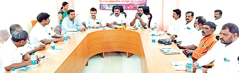 ಹನೂರಿನಲ್ಲಿ ಗ್ಯಾರಂಟಿ ಯೋಜನೆಗಳ ಅನುಷ್ಠಾನಸಮಿತಿ ಅಧ್ಯಕ್ಷ ರಾಚಯ್ಯ ಅಧ್ಯಕ್ಷತೆಯಲ್ಲಿ ಪ್ರಗತಿ ಪರಿಶೀಲನಾ ಸಭೆ ಏರ್ಪಡಿಸಲಾಗಿತ್ತು. ಸಿದ್ದರಾಜು, ಉಮೇಶ್, ಸೋಮಶೇಖರ್, ವಿಶ್ವನಾಥ್, ಜಯಶೀಲ ಇತರರು ಇದ್ದರು.