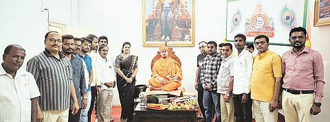 ಶ್ರೀ ಕ್ಷೇತ್ರ ಶ್ರವಣಬೆಳಗೊಳದ ಜೈನ ಮಠದಲ್ಲಿ ಪತ್ರಿಕಾ ವಿತರಕರ ಒಕ್ಕೂಟದ ಜಿಲ್ಲಾ ಸಮ್ಮೇಳದ ಲಾಂಛನ ಹಾಗೂ ಆಹ್ವಾನ ಪತ್ರಿಕೆಯನ್ನು ಸ್ವಸ್ತಿಶ್ರೀ ಅಭಿನವ ಚಾರುಕೀರ್ತಿ ಭಟ್ಟಾರಕ ಸ್ವಾಮೀಜಿ ಬಿಡುಗಡೆಗೊಳಿಸಿದರು.
