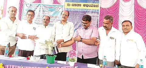 ಹೊಳೆನರಸೀಪುರದ ಪುರಸಭಾ ಕಚೇರಿ ಬಳಿ ಇ ಸ್ವತ್ತು  ಅಭಿಯಾನಕ್ಕೆ ಮುಖ್ಯಾಧಿಕಾರಿ ಶಿವಶಂಕರ್ ಚಾಲನೆ ನೀಡಿದರು.
