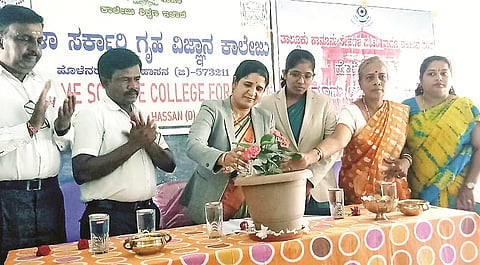 ಪಟ್ಟಣದ ಸರ್ಕಾರಿ ಗೃಹವಿಜ್ಞಾನ ಮಹಿಳಾ ಕಾಲೇಜಿನಲ್ಲಿ ವಕೀಲ ಸಂಘ, ಮತ್ತು ಕಾನೂನು ಸೇವಾ ಪ್ರಾಧಿಕಾರ ಆಚರಿಸಿದ್ದ ವಿಶ್ವ ಸಾಮಾಜಿಕ ನ್ಯಾಯ ದಿನದಂದು ಕಾನೂನು ಅರಿವು ಶಿಬಿರವನ್ನು ಜೆಎಂಎಫ್‌ಸಿ ಹಿರಿಯ ನ್ಯಾಯಾಧೀಶೆ ನಿವೇದಿತಾ ಮಹಾಂತೇಶ್ ಮುನವಳ್ಳಿಮಠ್ ಉದ್ಘಾಟಿಸಿದರು. ಹಿರಿಯ ವಕೀಲ ಎಸ್.ಎಚ್.ಅರುಣ್‌ಕುಮಾರ್, ಪ್ರಾಂಶಾಲರಾದ ಯು.ಎಚ್.ಆಶಾಜ್ಯೋತಿ, ವಕೀಲ ಸಂಘದ ಅಧ್ಯಕ್ಷ ಎಂ.ವಿ.ಶಿವಕುಮಾರ್ ಹಾಗೂ ಉಪನ್ಯಾಸಕರು ಉಪಸ್ಥಿತರಿದ್ದರು.