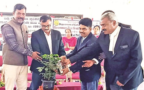 ಅರಕಲಗೂಡು ಸರ್ಕಾರಿ ಪ್ರಥಮ ದರ್ಜೆ ಕಾಲೇಜಿನಲ್ಲಿ ಗುರುವಾರ ನಡೆದ ವಿಶ್ವ ಸಾಮಾಜಿಕ ನ್ಯಾಯ ದಿನಾಚರಣೆ ಕಾರ್ಯಕ್ರಮವನ್ನು ನ್ಯಾಯಾಧೀಶ ಬಿ.ಕೆ. ನಾಗೇಶ್ ಮೂರ್ತಿ ಉದ್ಘಾಟಿಸಿದರು. ಬಿ.ಕೆ.ಶ್ರೀಧರ್, ಮಹೇಶ್, ಶಂಕರಯ್ಯ ಇದ್ದರು.
