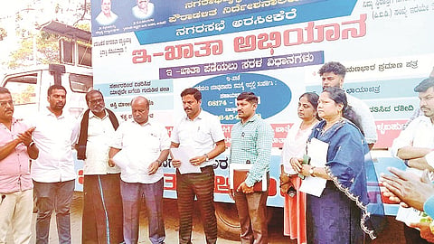 ಅರಸೀಕೆರೆ ನಗರಸಭೆ ಆವರಣದಲ್ಲಿ ಇ-ಖಾತೆ ಅಭಿಯಾನಕ್ಕೆ ಅಧ್ಯಕ್ಷ ಸಮೀವುಲ್ಲಾ ಚಾಲನೆ ನೀಡಿದರು. ಕೃಷ್ಣಮೂರ್ತಿ, ಮನೋಹರ್, ದರ್ಶನ್, ಕಲಾವತಿ, ಅನಿತಾ ಸೇರಿ ಇತರರು ಇದ್ದಾರೆ.