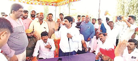 ಬೇಲೂರು ಪಟ್ಟಣದಲ್ಲಿ ಸಾರ್ವಜನಿಕರು ಪ್ರತಿಭಟನೆ ನಡೆಸುತ್ತಿದ್ದ ಸ್ಥಳಕ್ಕೆ ಪುರಸಭೆ ಅಧ್ಯಕ್ಷ ಎ.ಆರ್.ಅಶೋಕ್ ಆಗಮಿಸಿ ಚರ್ಚಿಸಿದರು.