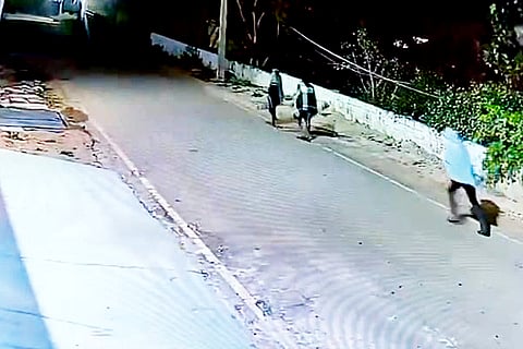 ಸಿಸಿ ಕ್ಯಾಮರಾದಲ್ಲಿ ಸೆರೆಯಾಗಿರುವ ಲುಂಗಿ ಗ್ಯಾಂಗ್.