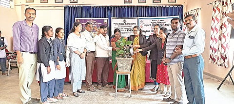 ನ್ಯಾಯಾಂಗ ಇಲಾಖೆ ವತಿಯಿಂದ ಆಯೋಜಿಸಿದ್ದ ವಿಶ್ವ ಸಾಮಾಜಿಕ ನ್ಯಾಯ ದಿನಾಚರಣೆ ಕಾರ್ಯಕ್ರಮವನ್ನು ಹಿರಿಯ ನ್ಯಾಯಾಧೀಶೆ ಎ.ಅರುಣಾಕುಮಾರಿ ಉದ್ಘಾಟಿಸಿದರು. ಡಾ.ಬಿ.ಎಸ್.ಪೂರ್ಣಿಮಾ, ಶ್ವೇತಾ, ಚಂದನಾ, ಡಾ.ಮುನಿರಾಜು, ಡಾ.ವಾಸುದೇವಪ್ರಸಾದ್ ಇದ್ದರು.