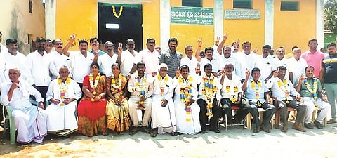 ಯರಗನಾಳು ಕೃಷಿ ಪತ್ತಿನ ಸಹಕಾರ ಸಂಘಕ್ಕೆ ನೂತನ ಅಧ್ಯಕ್ಷರಾಗಿ ಆಯ್ಕೆಯಾದ ಲಾಳನಕೆರೆ ಶಿವಲಿಂಗೇಗೌಡ ಮತ್ತು ಉಪಾಧ್ಯಕ್ಷರಾಗಿ ದೊಡ್ಡ ಯರಗನಾಳು ನಂಜೇಶ್ ಅವರನ್ನು ಅಭಿನಂದಿಸಲಾಯಿತು. ಯರಗನಾಳು ಮಲ್ಲೇಶ್, ಕುಶಲ್ ಕುಮಾರ್, ಲಿಂಗಾಪುರ ವಾಸುದೇವ್, ಗಂಡಸಿ ಅಯ್ಯಣ್ಣ, ಪೂರ್ಣಚಂದ್ರ, ಈಶ್ವರಪ್ಪ, ಜಯರಾಮು, ಮಂಜೇನಹಳ್ಳಿ ಜಟ್ಟಿ ಗೌಡ, ನಾಗರಹಳ್ಳಿ ವೆಂಕಟೇಶ್ ಇತರರು ಹಾಜರಿದ್ದರು.  
