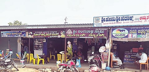 ಅರಸೀಕೆರೆ ತಾಲೂಕಿನ ಹಾರನಹಳ್ಳಿ ಗ್ರಾಮದಲ್ಲಿ ವಾಣಿಜ್ಯ ಮಳಿಗೆ ನಿರ್ಮಿಸಿ ಬಾಡಿಗೆ ನೀಡಿರುವುದು. 