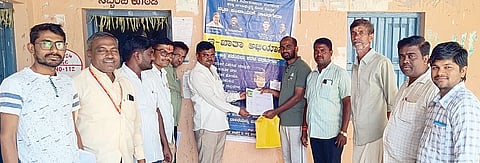 ತಾವರಗೇರಾ ಪಪಂನಲ್ಲಿ ಇ-ಖಾತಾ ಅಭಿಯಾನ ಶನಿವಾರ ಆರಂಭಿಸಲಾಯಿತು. ಮುಖ್ಯಾಧಿಕಾರಿ ಮಹೇಶ ಅಂಗಡಿ, ಸಿಬ್ಬಂದಿ ಖಾಜಾಹುಸೇನ್, ಶಾಮೂರ್ತಿ, ಶರಣಬಸವ ಸೈಂದರ, ಅಂತೋನಿ ರಾಜಾ, ರಾಘವೇಂದ್ರ, ಪ್ರಲ್ಲಾದ ಜೋಶಿ ಇತರರಿದ್ದರು.