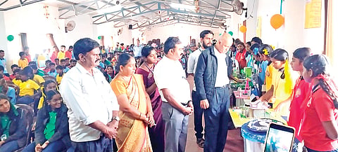 ಹನೂರಿನ ಶ್ರೀ ವಿವೇಕಾನಂದ ಶಿಕ್ಷಣ ಸಂಸ್ಥೆಯಲ್ಲಿ ಆಯೋಜಿಸಿದ್ದ ವಿಜ್ಞಾನ ವಸ್ತು ಪ್ರದರ್ಶನವನ್ನು ಡಾ. ತಿಪ್ಪೇಸ್ವಾಮಿ ವೀಕ್ಷಿಸಿದರು. ಮಧುಸೂದನ್, ಸತ್ಯಪ್ರಿಯ, ನಾಗೇಂದ್ರ, ಐಶಾ ಇತರರಿದ್ದರು.