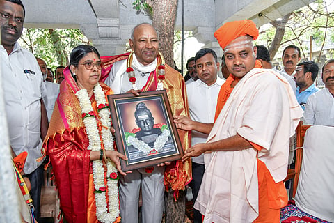 district koppal governor visits gavimath vijayashankar