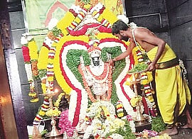 ಅರಕಲಗೂಡು ತಾಲೂಕು ಮಣಜೂರು- ದಾಸನಪುರ ಶ್ರೀ ಬೆಟ್ಟದ ರಂಗನಾಥಸ್ವಾಮಿ ಜಾತ್ರಾ ಮಹೋತ್ಸವ ಪ್ರಯುಕ್ತ ದೇವಸ್ಥಾನದಲ್ಲಿ ದೇವರ ಮೂಲ ವಿಗ್ರಹಕ್ಕೆ ಹೂವಿನಿಂದ ವಿಶೇಷವಾಗಿ ಅಲಂಕರಿಸಲಾಗಿತ್ತು.