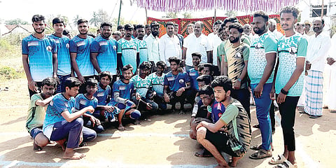 ಗುಂಡ್ಲುಪೇಟೆ ತಾಲೂಕಿನ ಸೋಮಹಳ್ಳಿ ಗ್ರಾಮದಲ್ಲಿ ಕಬಡ್ಡಿ ಪಂದ್ಯಾವಳಿಗೆ ಗಣೇಶ್ ಪ್ರಸಾದ್ ಚಾಲನೆ ನೀಡಿದರು. ಎಸ್.ಎಸ್.ಮಧುಶಂಕರ್, ಪಟೇಲ್ ಸದಾಶಿವಪ್ಪ, ರವಿ, ಕುಮಾರಸ್ವಾಮಿ, ಸೋಮಶೇಖರ್, ಸೋಮನಾಯಕ ಇತರರಿದ್ದರು.