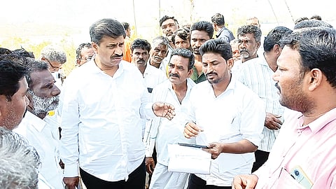 ಹೂಗ್ಯಂ ಸಮೀಪದಲ್ಲಿ ಪವರ್ ಸ್ಟೇಷನ್ ಸ್ಥಾಪಿಸುವ ಸಂಬಂಧ ಶಾಸಕ ಎಂ.ಆರ್ ಮಂಜುನಾಥ್ ಸ್ಥಳ ಪರಿಶೀಲಿಸಿ, ಅಗತ್ಯ ಕ್ರಮ ವಹಿಸುವಂತೆ ಅಧಿಕಾರಿಗಳಿಗೆ ಸೂಚಿಸಿದರು. ಶಂಕರ್, ಶರವಣ್, ತಂಗವೇಲು ಇತರರು ಇದ್ದರು.

23 ಹನೂರು 5 ಎ ಕೂಡಲೂರಿನಲ್ಲಿ ಕ್ರಿಕೆಟ್ ಪ್ರೀಮಿಯರ್ ಲೀಗ್ ಪಂದ್ಯಾವಳಿಗೆ ಶಾಸಕ ಎಂ.ಆರ್. ಮಂಜುನಾಥ್ ಚಾಲನೆ ನೀಡಿದರು.