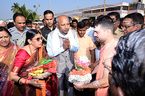 district koppal governor vijayashankar visit huligemma devi temple
