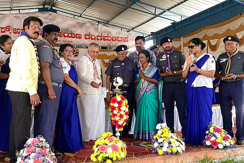 ಆನೇಕಲ್‌ನಲ್ಲಿನ ಶ್ರೀರಾಮ ಕುಟೀರದಲ್ಲಿ ಆಯೋಜಿಸಿದ್ದ ಜಿಲ್ಲಾ ಮಟ್ಟದ ಸ್ಕೌಟ್-ಗೈಡ್ ಮೇಳವನ್ನು ಸಾರಿಗೆ ಸಚಿವ ರಾಮಲಿಂಗಾರೆಡ್ಡಿ ಉದ್ಘಾಟಿಸಿದರು. ಸ್ಕೌಟ್ಸ್‌ನ ರಾಜ್ಯ ಆಯುಕ್ತ ಚಿನ್ನಸ್ವಾಮಿ ರೆಡ್ಡಿ, ಕ್ಷೇತ್ರಶಿಕ್ಷಣಾಧಿಕಾರಿ ಎನ್.ವೆಂಕಟೇಶ್, ಪ್ರಾಥಮಿಕ ಶಾಲಾ ಶಿಕ್ಷಕರ ಸಂಘದ ಅಧ್ಯಕ್ಷೆ ಪ್ರೇಮಕುಮಾರಿ, ಎಂ.ಗೋಪಾಲ್ ಇದ್ದರು.