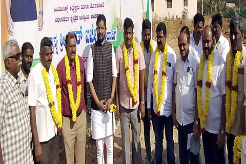 ಹೊಸಕೋಟೆ ತಾಲೂಕಿನ ತಿರುಮಲಶಟ್ಟಿಹಳ್ಳಿ ಗ್ರಾಮಗಳಲ್ಲಿ ರಸ್ತೆ ಅಭಿವೃದ್ಧಿ ಕಾಮಗಾರಿಗಳಿಗೆ ಶಾಸಕ ಶರತ್ ಬಚ್ಚೇಗೌಡ ಚಾಲನೆ ನೀಡಿದರು. ಅನುಗೊಂಡನಹಳ್ಳಿ ಹೋಬಳಿ ಮುಖಂಡ ಬಿ.ಎಂ.ಪ್ರಕಾಶ್, ಸಮೇತನಹಳ್ಳಿ ಸೊಣ್ಣಪ್ಪ, ಹೊಸಕೋಟೆ ಯೋಜನಾ ಪ್ರಾಧಿಕಾರದ ಸದಸ್ಯ ಕೊರಳೂರು ಸುರೇಶ್ ಗೌಡ ಇದ್ದರು.