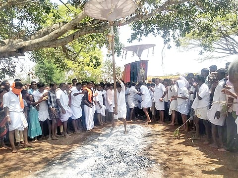 ಸರಗೂರು ತಾಲೂಕಿನ ದಡದಹಳ್ಳಿ ಗ್ರಾಮದಲ್ಲಿ ಮಹದೇಶ್ವರ ಜಾತ್ರೆ ಪ್ರಯುಕ್ತ ಕೊಂಡೋತ್ಸವ ನೆರವೇರಿತು.
