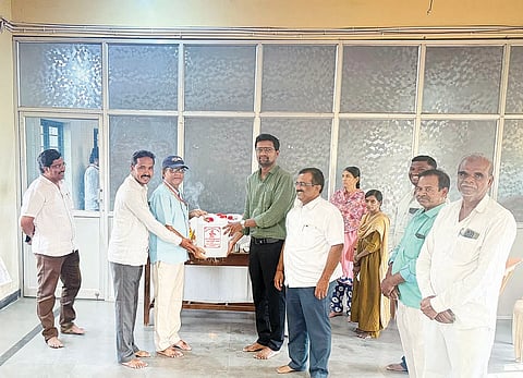 ಗಂಗಾವತಿ ತಾಲೂಕಾಡಳಿತ ಸೌಧದ ಕಚೇರಿಯಲ್ಲಿ ಶಿವರಾತ್ರಿ ನಿಮಿತ್ತ ಮುಜರಾಯಿ ಇಲಾಖೆಯಿಂದ ಪೂರೈಕೆಯಾದ ಗಂಗಾಜಲವನ್ನು ತಾಲೂಕಿನ ದೇವಾಲಯಗಳಿಗೆ ವಿತರಿಸಲಾಯಿತು. ಉಪ ತಹಸೀಲ್ದಾರರಾದ ಕೃಷ್ಣವೇಣಿ, ಪ್ರಕಾಶ ನಾಯಕ, ಮಹೆಬೂಬ್‌ಅಲಿ, ಶಿರಸ್ತೇದಾರರಾದ ಶ್ರೀಕಂಠೇಶ, ರವಿಕುಮಾರ ನಾಯಕ್ವಾಡಿ ಇತರರಿದ್ದರು.