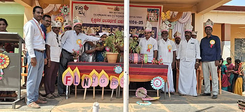ಕಾರಟಗಿ ತಾಲೂಕಿನ ಬರಗೂರಿನಲ್ಲಿ ಹಮ್ಮಿಕೊಂಡಿದ್ದ ಸಿದ್ದಾಪುರ ಕ್ಲಸ್ಟರ್ ಮಟ್ಟದ ಎಫ್.ಎಲ್.ಎನ್. ಕಲಿಕಾ ಹಬ್ಬ ಕಾರ್ಯಕ್ರಮವನ್ನು ಗ್ಯಾರಂಟಿ ಯೋಜನೆ ಅನುಷ್ಠಾನ ಸಮಿತಿ ತಾಲೂಕಾಧ್ಯಕ್ಷ ದೇವಪ್ಪ ಬಾವಿಕಟ್ಟಿ ಉದ್ಘಾಟಿಸಿದರು. ಗ್ರಾಪಂ ಅಧ್ಯಕ್ಷೆ ನಿರ್ಮಲಾ ಯಂಕಪ್ಪ ಜಾಲಿಹಾಳ, ಪ್ರಾಶಾಶಿ ಸಂಘದ ತಾಲೂಕಾಧ್ಯಕ್ಷ ವಿಠ್ಠಲ್ ಜೀರಗಾಳ, ಕರಾಸನೌ ಸಂಘದ ರಾಜ್ಯ ಕಾರ್ಯದರ್ಶಿ ಸರ್ದಾರ ಅಲಿ, ಎಸ್ಡಿಎಂಸಿ ಅಧ್ಯಕ್ಷೆ ಗಾಯತ್ರಿ, ಉಪಾಧ್ಯಕ್ಷ ತಿಪ್ಪಯ್ಯ, ಮುಖ್ಯಶಿಕ್ಷಕರಾದ ಚಂದ್ರಶೇಖರ, ಲೋಕೇಶ್ ನಾಯ್ಕ, ಸಂತೋಷ್, ಶಾಂತವ್ವ ಇತರರಿದ್ದರು.