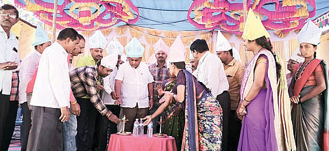 ಅಳವಂಡಿ ಸಮೀಪದ ಕಾತರಕಿ ಸಹಿಪ್ರಾ ಶಾಲೆಯಲ್ಲಿ ಹಮ್ಮಿಕೊಂಡಿದ್ದ ಹಿರೇಸಿಂದೋಗಿ ಕ್ಲಸ್ಟರ್ ಮಟ್ಟದ ಕಲಿಕಾ ಹಬ್ಬ ಕಾರ್ಯಕ್ರಮಕ್ಕೆ ರಾಬಕೊವಿ ನಿರ್ದೇಶಕ ವೆಂಕನಗೌಡ್ರ ಹಿರೇಗೌಡ್ರ ಚಾಲನೆ ನೀಡಿದರು. ಸಿಆರ್‌ಪಿ ದೇವರಡ್ಡಿ ಕಲ್ಗುಡಿ, ಮುಖ್ಯಶಿಕ್ಷಕ ರಾಮಣ್ಣ ರಕರಡ್ಡಿ, ಗ್ರಾಪಂ ಅಧ್ಯಕ್ಷೆ ಶಿವಮ್ಮ ಭೈರಣ್ಣವರ, ಉಪಾಧ್ಯಕ್ಷ ವಿರೂಪಾಕ್ಷಗೌಡ್ರ ಪೊಲೀಸ್ ಪಾಟೀಲ್, ಎಸ್‌ಡಿಎಂಸಿ ಅಧ್ಯಕ್ಷ ಗೋವಿಂದರಡ್ಡಿ ಮೇಟಿ, ಉಪಾಧ್ಯಕ್ಷ ಪಕೀರಮ್ಮ ತಳವಾರ ಇತರರಿದ್ದರು.