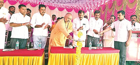 ಅರಕಲಗೂಡು ತಾಲೂಕು ದೇವರಹಳ್ಳಿ ಗ್ರಾಮದಲ್ಲಿ ಮಂಗಳವಾರ ಶ್ರೀ ಆದಿಶಕ್ತಿ ಹಿತ್ತಲಮ್ಮ ದೇವಾಲಯದ ಸಮಾರಂಭವನ್ನು ದೊಡ್ಡ ಮಠದ ಶ್ರೀ ಮಲ್ಲಿಕಾರ್ಜುನ ಸ್ವಾಮೀಜಿ ಉದ್ಘಾಟಿಸಿದರು. ಕೆ.ಟಿ. ಲೋಕೇಶ್, ಸಂತೋಷ್ ಶಣವಿನಕುಪ್ಪೆ, ಕೃಷ್ಣಮೂರ್ತಿ ಇತರರಿದ್ದರು.