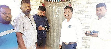 ಕಳ್ಳಿಮುದ್ದನಹಳ್ಳಿ ಗ್ರಾಮದಲ್ಲಿ ಸಾಲಬಾಧೆ ತಾಳಲಾರದೆ ವಿಷ ಸೇವಿಸಿ ಆತ್ಮಹತ್ಯೆ ಮಾಡಿಕೊಂಡಿರುವ ರೈತನ ಮನೆಗೆ ಕಂದಾಯ ಇಲಾಖೆ ಶಿರಸ್ತೇದಾರ್ ಸಿ.ಸ್ವಾಮಿ, ಗ್ರಾಮ ಆಡಳಿತಾಧಿಕಾರಿ ಮೋಹನ್ ನಾಯಕ್ ಭೇಟಿ ನೀಡಿ ಪರಿಶೀಲಿಸಿದರು. ಬಿಎಸ್‌ಪಿ ಜಿಲ್ಲಾಧ್ಯಕ್ಷ ಅತ್ನಿ ಹರೀಶ್ ಇದ್ದರು.