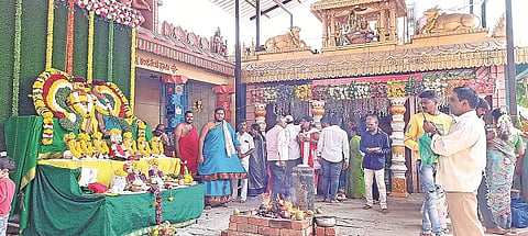 ಚನ್ನರಾಯಪಟ್ಟಣದ ಕೋಟೆ ಬೀದಿಯಲ್ಲಿರುವ ಸಂಕಷ್ಟ ಹರ ಗಣಪತಿ ಹಾಗೂ ಶನೈಶ್ವರ ಸ್ವಾಮಿ ಪರಿವಾರ ದೇವರುಗಳ ದೇವಸ್ಥಾನದಲ್ಲಿ ಹೋಮ ನೆರವೇರಿತು.