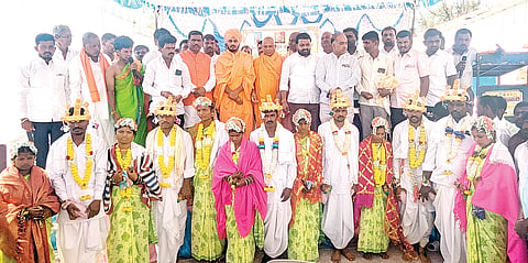 ಅಳವಂಡಿ ಸಮೀಪದ ಬಿಸರಹಳ್ಳಿಯಲ್ಲಿ ಶ್ರೀ ಮರುಳಸಿದ್ದೇಶ್ವರ ಜಾತ್ರೋತ್ಸವದ ನಿಮಿತ್ತ ಸಾಮೂಹಿಕ ವಿವಾಹ ಕಾರ್ಯಕ್ರಮ ಹಮ್ಮಿಕೊಳ್ಳಲಾಗಿತ್ತು. ಶ್ರೀ ಮರುಳಾರಾದ್ಯ ಶಿವಾಚಾರ್ಯರು, ಶ್ರೀ ಆತ್ಮಾನಂದ ಸ್ವಾಮಿಜಿ, ಗ್ರಾಪಂ ಅಧ್ಯಕ್ಷ ರಮೇಶ, ಪ್ರಮುಖರಾದ ಅಜಯಗೌಡ, ಆನಂದ, ನಾಗಪ್ಪ, ಮಲ್ಲಯ್ಯ ಇತರರಿದ್ದರು.