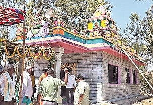 ಅರಕಲಗೂಡು ತಾಲೂಕು ದೇವರಹಳ್ಳಿ ಗ್ರಾಮದ ಶ್ರೀ ಆದಿಶಕ್ತಿ ಹಿತ್ತಲಮ್ಮ ದೇವಾಲಯದ ಹೊರ ನೋಟ.
