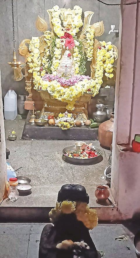 ಅರಕಲಗೂಡಿನ  ಕೋಟೆ ಅಮೃತೇಶ್ವರ ಸ್ವಾಮಿ ಮೂಲ ವಿಗ್ರಹಕ್ಕೆ ವಿಶೇಷ ಅಲಂಕಾರ ಮಾಡಿರುವುದು.