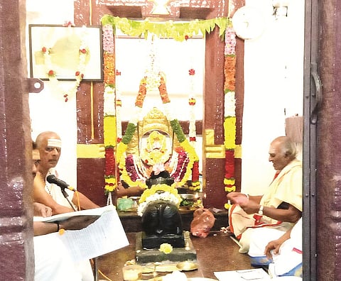 ಮಹಾಶಿವರಾತ್ರಿ ಅಂಗವಾಗಿ ಬೇಲೂರಿನ ಶ್ರೀ ಪ್ರಸನ್ನ ನಂಜುಂಡೇಶ್ವರ ದೇಗುಲದಲ್ಲಿ ಅರ್ಚಕರು ವೇದಘೋಷ ಪಟಿಸುತ್ತಿರುವುದು.