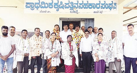 ದಬ್ಬೆ ಪ್ರಾಥಮಿಕ ಕೃಷಿ ಪತ್ತಿನ ಸಹಕಾರ ಸಂಘದ ಅಧ್ಯಕ್ಷ ಅಶ್ವಥ್‌ಗೌಡ(ತಮ್ಮಣ್ಣ) ಹಾಗೂ ಉಪಾಧ್ಯಕ್ಷ ಸಂತೋಷ್ ಅವರನ್ನು ಅಭಿನಂದಿಸಲಾಯಿತು.