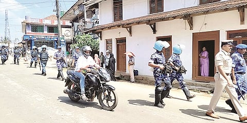 ನಾಪೋಕ್ಲು ಪಟ್ಟಣದಲ್ಲಿ ಸಿಆರ್‌ಪಿಎಫ್‌ನ ಕ್ಷಿಪ್ರ ಕಾರ್ಯಾಚರಣೆ ಪಡೆ ಯೋಧರು ಪಥಸಂಚಲನ ನಡೆಸಿದರು.