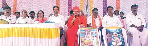 ಕಂಪ್ಲಿಯ ರಾಮಸಾಗರದಲ್ಲಿ ಅಂಬಿಗರ ಚೌಡಯ್ಯ ಪ್ರತಿಮೆ ಪ್ರತಿಷ್ಠಾಪನೆ ಕಾರ್ಯಕ್ರದಲ್ಲಿ ನಿಜಶರಣ ಅಂಬಿಗರ ಚೌಡಯ್ಯ ಗುರುಪೀಠದ ಅಧ್ಯಕ್ಷ ಶ್ರೀ ಶಾಂತಭೀಷ್ಮ ಚೌಡಯ್ಯ ಸ್ವಾಮೀಜಿ ಮಾತನಾಡಿದರು. ಶಾಸಕ ಜೆ.ಎನ್.ಗಣೇಶ್, ಪ್ರಮುಖರಾದ ಅಂಬಿಕಾ ಜಾಲಗಾರ, ಎಚ್.ಶಿವಶಂಕರಗೌಡ, ಬಿ.ನಾರಾಯಣಪ್ಪ, ಎಲಿಗಾರ ನಾಗರಾಜ ಇತರರಿದ್ದರು.