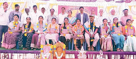 ಕಂಪ್ಲಿಯ ಬಾಲಕಿಯರ ಸರ್ಕಾರಿ ಪದವಿಪೂರ್ವ ಕಾಲೇಜಿನಲ್ಲಿ ದ್ವಿತಿಯ ಪಿಯುಸಿ ಪರೀಕ್ಷೆಯಲ್ಲಿ ಹೆಚ್ಚು ಅಂಕ ಗಳಿಸಿದ ವಿದ್ಯಾರ್ಥಿನಿಯರಿಗೆ ಪ್ರತಿಭಾ ಪುರಸ್ಕಾರ ನೀಡಲಾಯಿತು. ಪ್ರಾಚಾರ್ಯ ಮಹಮ್ಮದ್ ಶಫಿ, ಪ್ರಮುಖರಾದ ಗೌಡ್ರು ಗೋಪಾಲಕೃಷ್ಣ, ಹೇಮಾವತಿ ಪೂರ್ಣಚಂದ್ರ, ಮಲ್ಲಿಕಾರ್ಜುನ ಗೌಡ ಇತರರಿದ್ದರು.