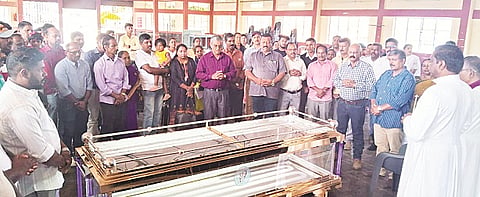ವಿರಾಜಪೇಟೆಯ ಸಂತ ಅನ್ನಮ್ಮ ದೇವಾಲಯದ ದ್ವಿಶತಮಾನೋತ್ಸವ ಸಭಾಂಗಣದಲ್ಲಿ ಆಯೋಜಿಸಿದ್ದ ಕಾರ್ಯಕ್ರಮದಲ್ಲಿ ಫ್ರೀಜರ್ ಮತ್ತು ಅಂತ್ಯಕ್ರಿಯೆಗೆ ಅಗತ್ಯವಿರುವ ಪರಿಕರಗಳನ್ನು ಲೋಕಾರ್ಪಣೆ ಮಾಡಲಾಯಿತು. ರೆ.ಫಾ.ಜೇಮ್ಸ್ ಡೊಮಿನಿಕ್, ಮದಲೈ ಮುತ್ತು, ಬೆನೆಡಿಕ್ಟ್ ಆರ್.ಸಲ್ದಾನ, ಮಾರ್ಟಿನ್ ಬರ್ನಾಡ್, ಚೋಫಿ ಜೋಸೇಫ್, ಜೋಕಿಂ ರೊಡ್ರಿಗ್ರಸ್, ಎ.ಸಿ.ಜಾನ್ಸನ್ ಇದ್ದರು.

