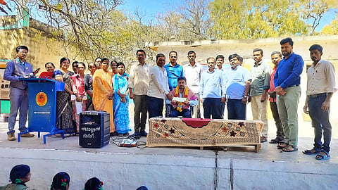 ಕನಕಗಿರಿಯ ಕರ್ನಾಟಕ ಪಬ್ಲಿಕ್ ಶಾಲೆಯಲ್ಲಿ ಹಮ್ಮಿಕೊಂಡಿದ್ದ ತರಬೇತಿ ಕಾರ್ಯಾಗಾರದಲ್ಲಿ ಸಂಪನ್ಮೂಲ ವ್ಯಕ್ತಿ ಡಾ.ಮೆಹಬೂಬ್ ಅಲಿ ಮಂಗಳೂರು ಅವರನ್ನು ಗೌರವಿಸಲಾಯಿತು. ಶಿಕ್ಷಕರಾದ ರಾಘವೇಂದ್ರ, ವಿಜಯೇಂದ್ರ, ಮಂಜುಳಾ ಮೇಟಿ, ಕನಕಾಚಲ, ಡಿ.ಯು.ಪಾಟೀಲ್ ಇತರರಿದ್ದರು