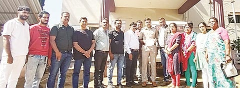 ನಾಪೋಕ್ಲು ಗ್ರಾಮ ಪಂಚಾಯಿತಿ ಸದಸ್ಯರು ಹಾಗೂ ಕಾಂಗ್ರೆಸ್ ಕಾರ್ಯಕರ್ತರು ಪೊಲೀಸ್ ಠಾಣಾಧಿಕಾರಿ ಮಂಜುನಾಥ್ ಅವರಿಗೆ ಮನವಿ ಸಲ್ಲಿಸಿ ದುಷ್ಕರ್ಮಿಗಳನ್ನು ಕೂಡಲೇ ಬಂಧಿಸುವಂತೆ ಒತ್ತಾಯಿಸಿದರು. ಗ್ರಾಮ ಪಂಚಾಯಿತಿ ಅಧ್ಯಕ್ಷೆ ವನಜಾಕ್ಷಿ ರೇಣುಕೇಶ್, ಕಾಂಗ್ರೆಸ್ ವಲಯ ಅಧ್ಯಕ್ಷ ಕೆ.ಎ.ಇಸ್ಮಾಯಿಲ್, ಬೂತ್ ಅಧ್ಯಕ್ಷ ಮಾಚೇಟಿರ ಕುಸು ಕುಶಾಲಪ್ಪ ಹಾಗೂ ಗ್ರಾಮ ಪಂಚಾಯಿತಿ ಸದಸ್ಯರು ಹಾಗೂ ಕಾಂಗ್ರೆಸ್ ಕಾರ್ಯಕರ್ತರು ಉಪಸ್ಥಿತರಿದ್ದರು. 

