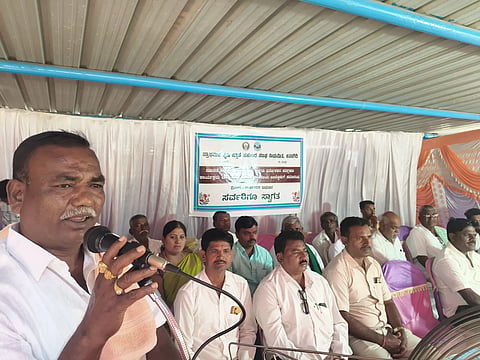 ಕನಕಗಿರಿಯ ಪ್ರಾಕೃಪಸ ಸಂಘದ ಸದಸ್ಯರ ಪದಗ್ರಹಣ ಕಾರ್ಯಕ್ರಮದಲ್ಲಿ ಸಂಘದ ಅಧ್ಯಕ್ಷ ಬಿ.ಕನಕಪ್ಪ ಛಲವಾದಿ ಮಾತನಾಡಿದರು. ನಿರ್ದೇಶಕರಾದ ಅಮರೇಶ ಬಾವಿಕಟ್ಟಿ, ರಾಘವೇಂದ್ರ, ವನಜಾಕ್ಷಿ ಇತರರಿದ್ದರು.