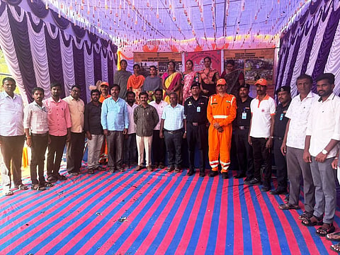ಕನಕಗಿರಿ ತಾಲೂಕಿನ ಚಿಕ್ಕಡಂಕನಕಲ್ ಸರ್ಕಾರಿ ಪ್ರೌಢ ಶಾಲೆಯಲ್ಲಿ ಎನ್‌ಡಿಆರ್‌ಎಫ್‌ನಿಂದ ವಿಪತ್ತು ನಿರ್ವಹಣೆಯ ಕಲ್ಪಿತ ಪ್ರದರ್ಶನ ಕಾರ್ಯಕ್ರಮದಲ್ಲಿ ಗ್ರಾಪಂ ಅಧ್ಯಕ್ಷೆ ನೀಲಮ್ಮ, ಉಪಾಧ್ಯಕ್ಷ ರಾಮಚಂದ್ರಗೌಡ, ಎನ್‌ಡಿಆರ್‌ಎಫ್ ತಂಡದ ಎಎಸ್‌ಐ ಸೋಮ್ ಬಿರ್ ಕುಮಾರ್, ಕಂದಾಯ ನಿರೀಕ್ಷಕ ಹನುಮಂತಪ್ಪ, ಸಿಬ್ಬಂದಿ ಇತರರಿದ್ದರು.