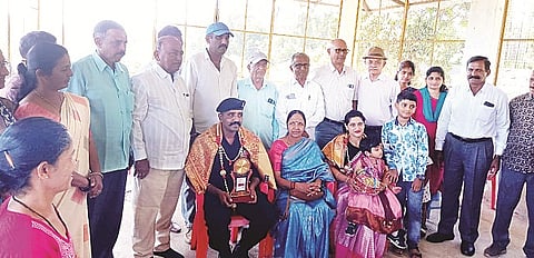 ಸೇವೆಯಿಂದ ನಿವೃತ್ತಿ ಹೊಂದಿದ ತಾಕೇರಿ ಗ್ರಾಮದ ಎಸ್.ಡಿ.ತೇಜ ಅವರನ್ನು ಕಿರಗಂದೂರು ಗ್ರಾಮ ಪಂಚಾಯಿತಿ ಸಭಾಂಗಣದಲ್ಲಿ  ಗ್ರಾಮಸ್ಥರು ಆತ್ಮೀಯವಾಗಿ ಸನ್ಮಾನಿಸಿದರು. ತಾರಾ, ಮುತ್ತಣ್ಣ, ರಘು, ಪೊನ್ನಪ್ಪ ಇತರರಿದ್ದರು.
