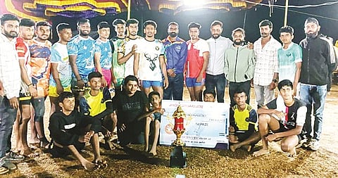  ಹೊನಲು ಬೆಳಕಿನ ಕಬಡ್ಡಿ ಪಂದ್ಯಾವಳಿಯಲ್ಲಿ ಶನಿವಾರಸಂತೆಯ ಭಾರತಿ ವಿದ್ಯಾಸಂಸ್ಥೆ ವಿದ್ಯಾರ್ಥಿಗಳ ತಂಡ ಪ್ರಥಮ ಸ್ಥಾನ ಪಡೆಯಿತು.