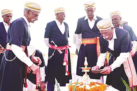ಕೊಳಕೇರಿ ಗ್ರಾಮದ ಕಾಂಡಂಡ ಕುಟುಂಬಸ್ಥರ ಪುನರುತ್ಥಾನಗೊಂಡ ಐನ್ ಮನೆ ಕಾರ್ಯಕ್ರಮವನ್ನು ಪಟ್ಟೇದಾರ ಕಾಂಡಂಡ ಎ.ಸುಬ್ಬಯ್ಯ ಉದ್ಘಾಟಿಸಿದರು. ಕುಂಡ್ಯೋಳಂಡ ಎ.ಸುಬ್ಬಯ್ಯ, ಬೊಳಿಯಾಡಿರ ರಾಜ ಸೋಮಯ್ಯ, ಪುಚ್ಚಿಮಂಡ ಸಾಬು ಕುಟ್ಟಪ್ಪ, ಮಡೆಪಂಡ ಸುಂದರಿ ಕುಟ್ಟಪ್ಪ ಸೇರಿದಂತೆ ಹಲವರು ಇದ್ದರು.